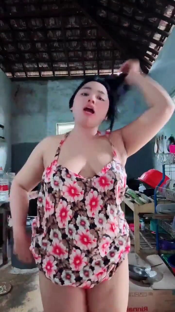 Chubby hàng ngon thủ dâm khoe hàng trong bếp đang nấu ăn cho chồng